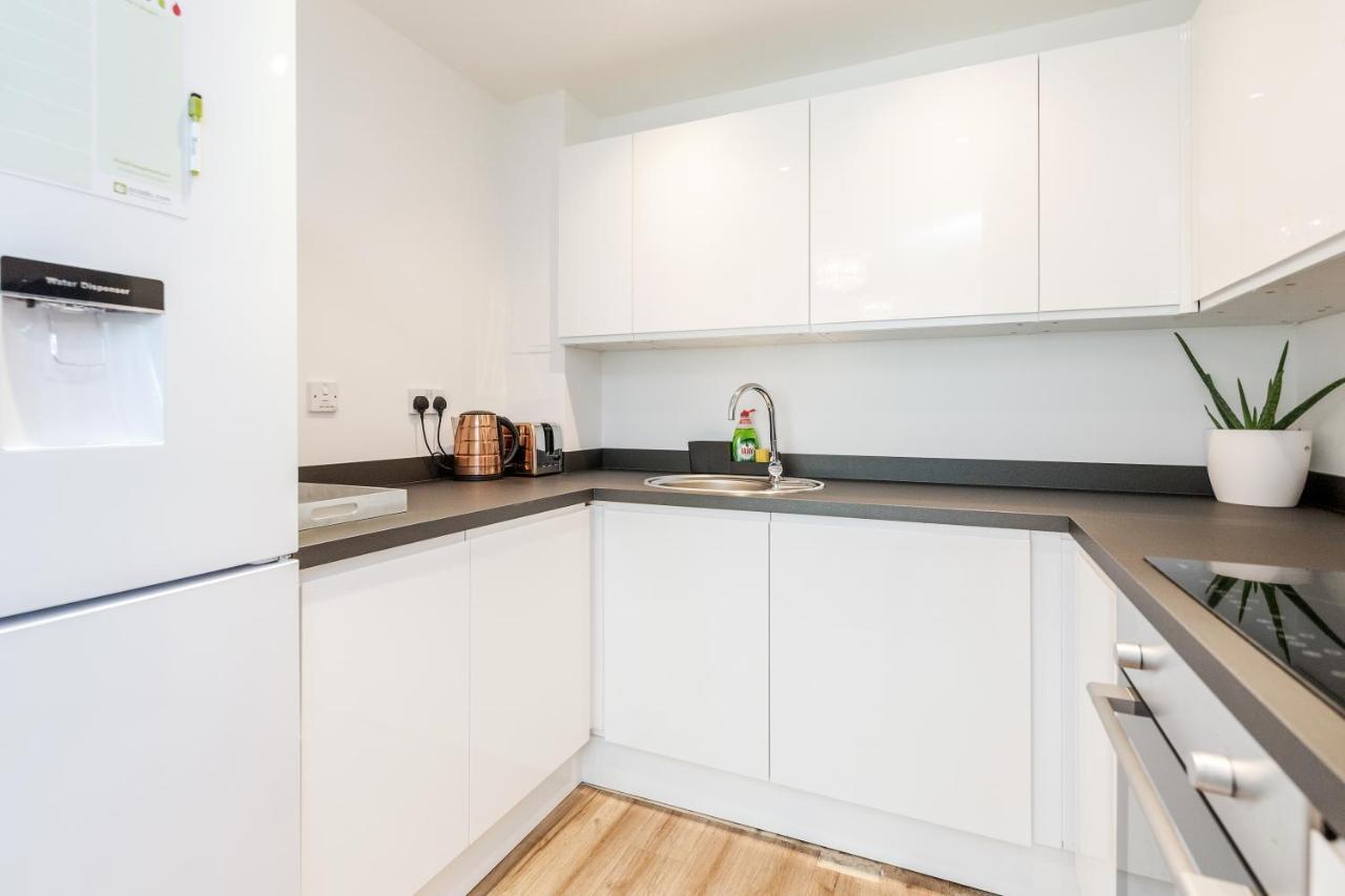 *spacious-modern One Bed Flat. Riverside Location* * Londres