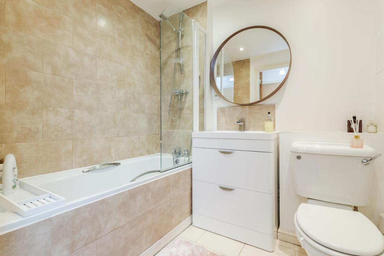 *spacious-modern One Bed Flat. Riverside Location* * Londres